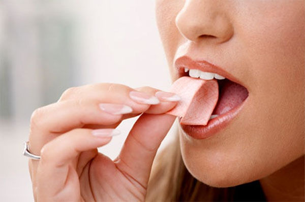 Nhai kẹo cao su không đường để hỗ trợ kích thích tuyến nước bọt và nuốt dịch nhờn tiết ra để làm dịu cổ họng