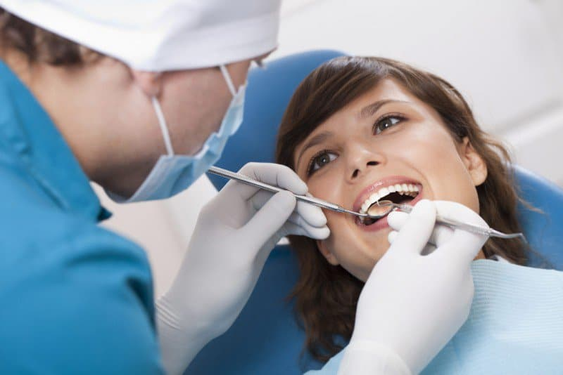 Khi gặp phải tình trạng răng trám cũ bị nhức, đau, bạn nên đến ngay nha sĩ để được thăm khám và xử lý triệt để