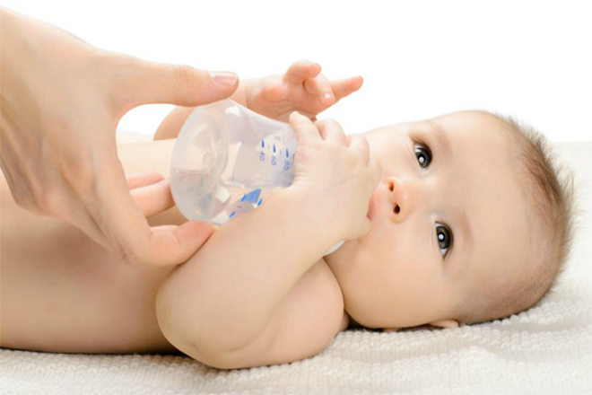 Mẹo chữa đi tướt mọc răng bằng cách cho bé uống nhiều nước, bù đủ điện giải