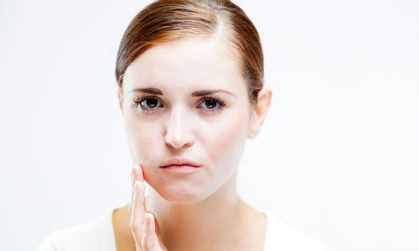 Sưng mặt, sưng má sau khi nhổ răng khôn là phản ứng tự nhiên của cơ thể đối với vết thương