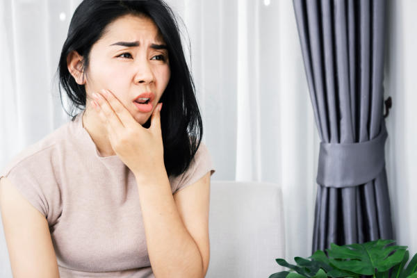 Nhổ răng khôn có bị hóp má không?