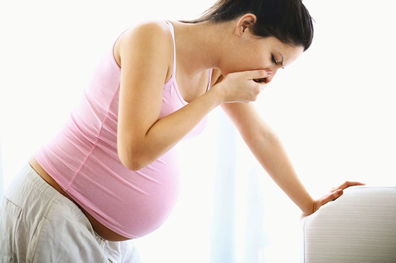 Mang thai là một nguyên nhân khá phổ biến gây ra tình trạng buồn nôn, nôn khi đánh răng ở chị em phụ nữ