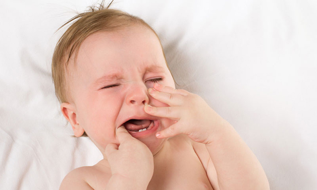 Quấy khóc là biểu hiện rất phổ biến ở trẻ khi răng đang trong giai đoạn mọc.